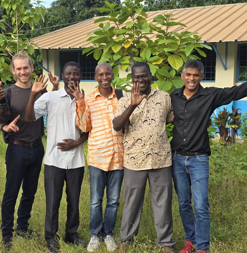 Projektmanager Dr. Sisira Withanachchi mit Projektpartnern in Gambia.